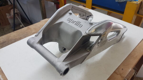 Aprilia Rsv4  2010-12 Forcellone posteriore danneggiato