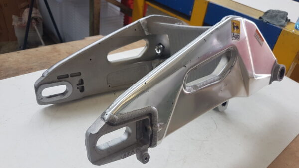 Aprilia Rsv4  2010-12 Forcellone posteriore danneggiato