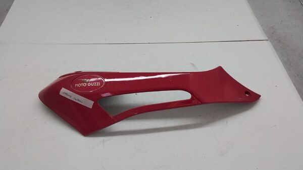 Moto Guzzi griso carenna fianchetto destro emblema montato al contrario 06570200