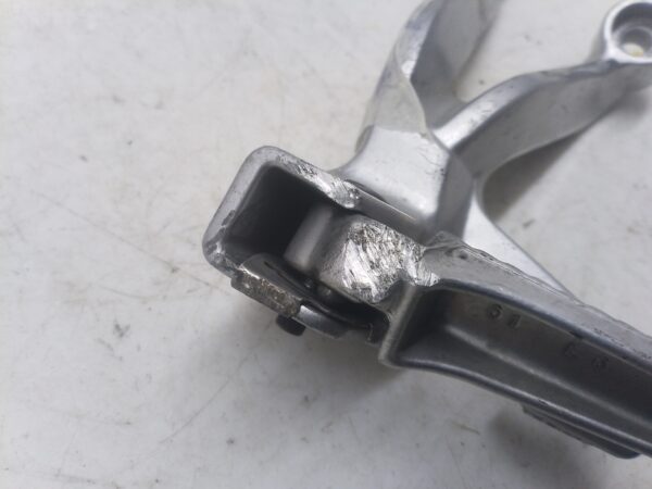 Suzuki gsx-r 1000 03 04 supporto pedana posteriore sinistra graffi